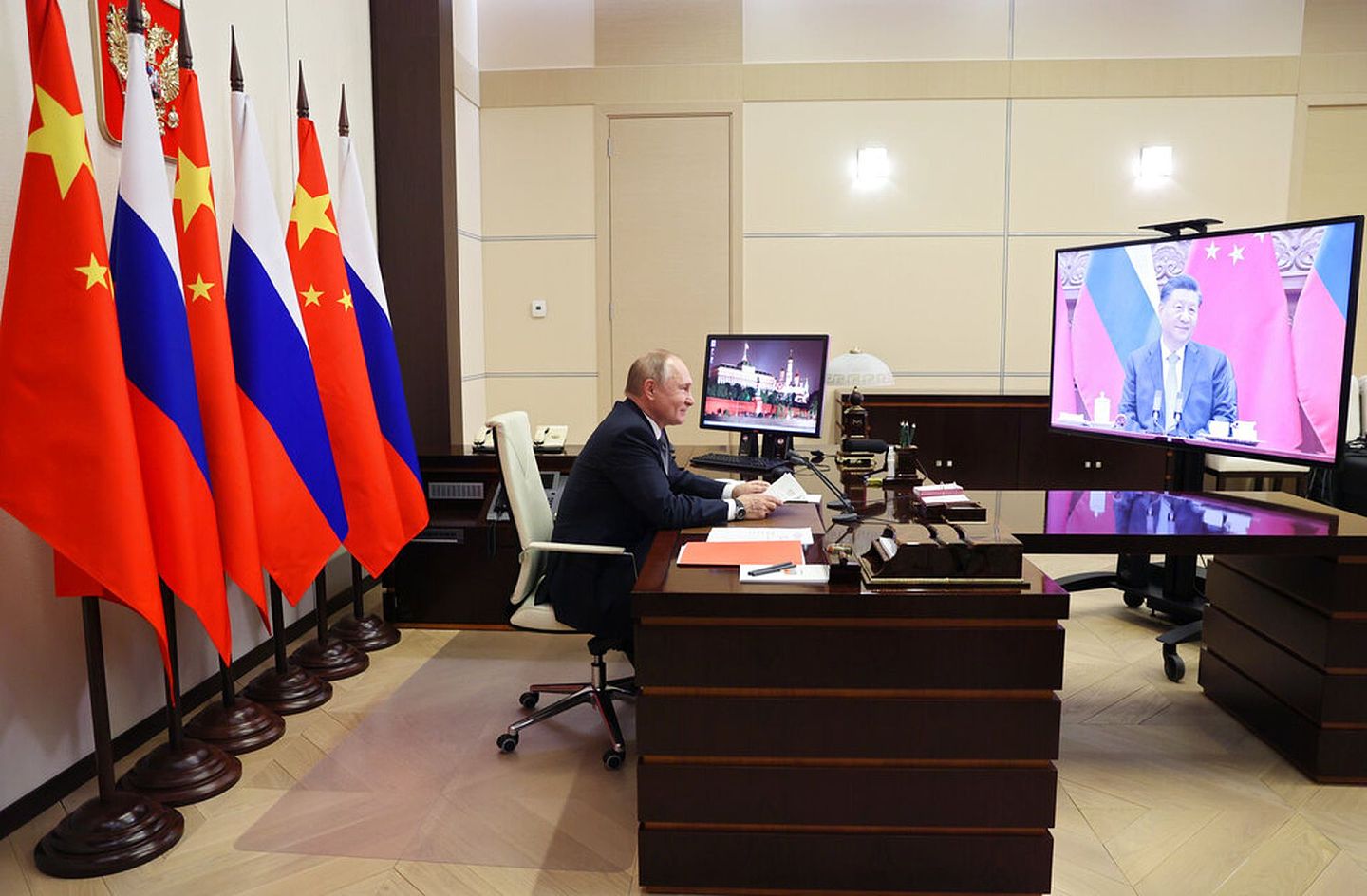 2021年12月15日，俄罗斯总统普京（左）在俄罗斯莫斯科与中国国家主席习近平（右）举行视频会晤。（AP）