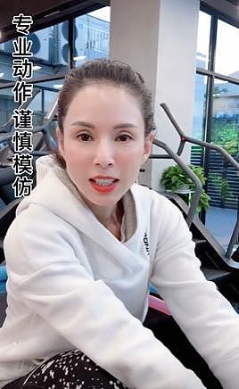 李若彤挑战谢霆锋，55岁瘦出一双筷子腿，发际线后移令人担心（组图） - 1