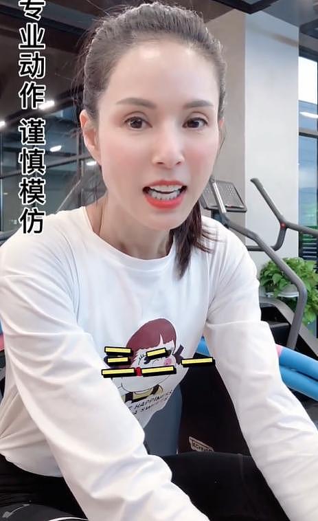 李若彤挑战谢霆锋，55岁瘦出一双筷子腿，发际线后移令人担心（组图） - 2