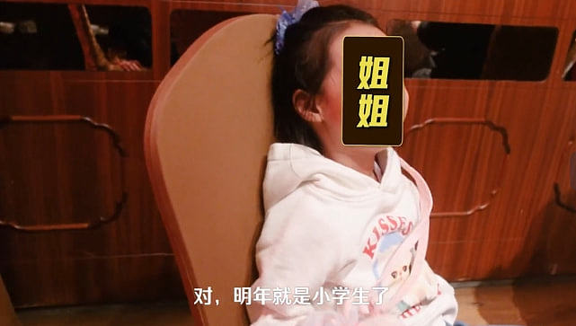 越来越甜！张子萱携俩女儿为陈赫庆生，手写贺卡获老公比心示爱