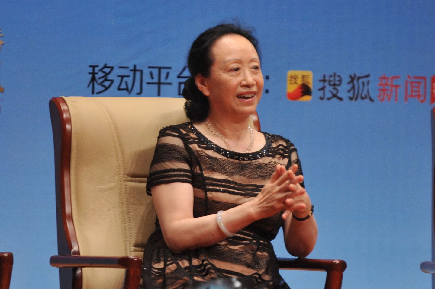 2014年5月25日，张抗抗在北京出席《狼图腾》畅销10年庆典暨电影授权图书全球换封面启动仪式。（视觉中国）
