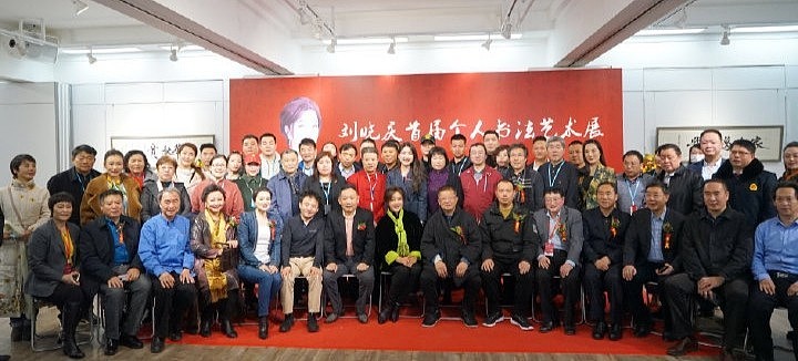 刘晓庆办个人书法展，生图皮肤细腻气场强，曾一幅作品要108万元