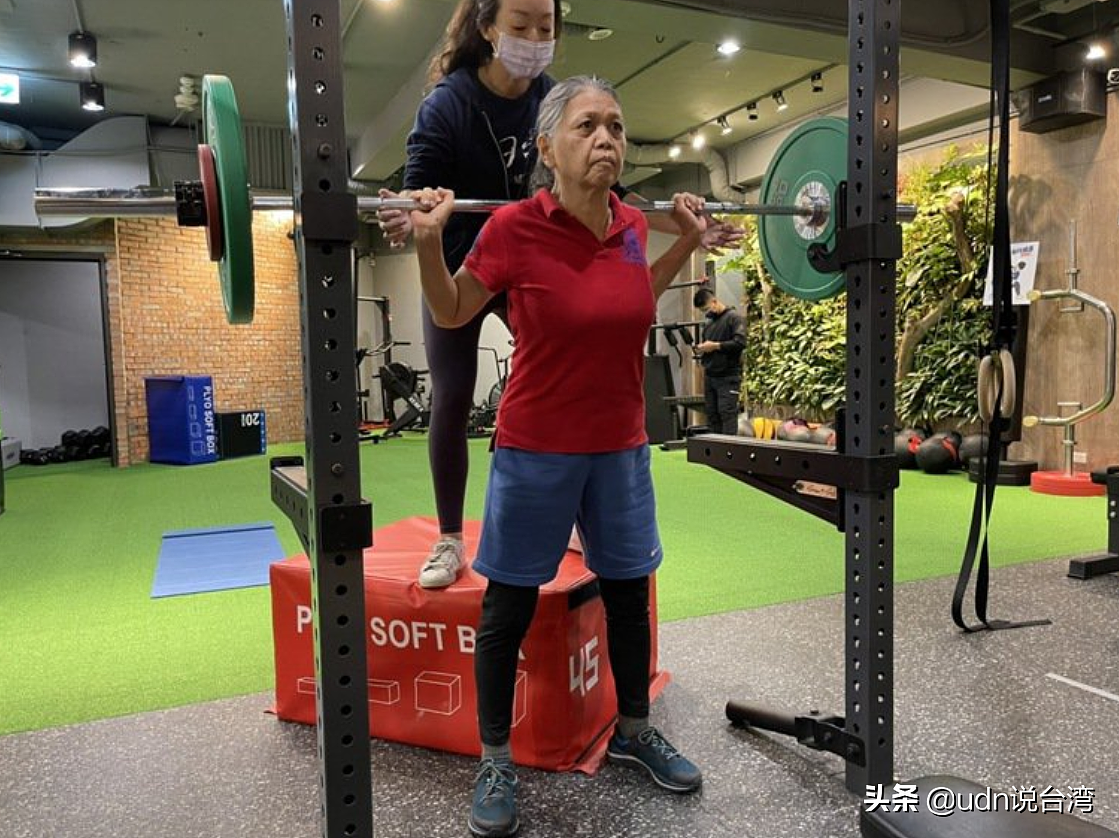 健力三项破百公斤！台湾73岁“举重阿嬷”曝健身抗老秘诀