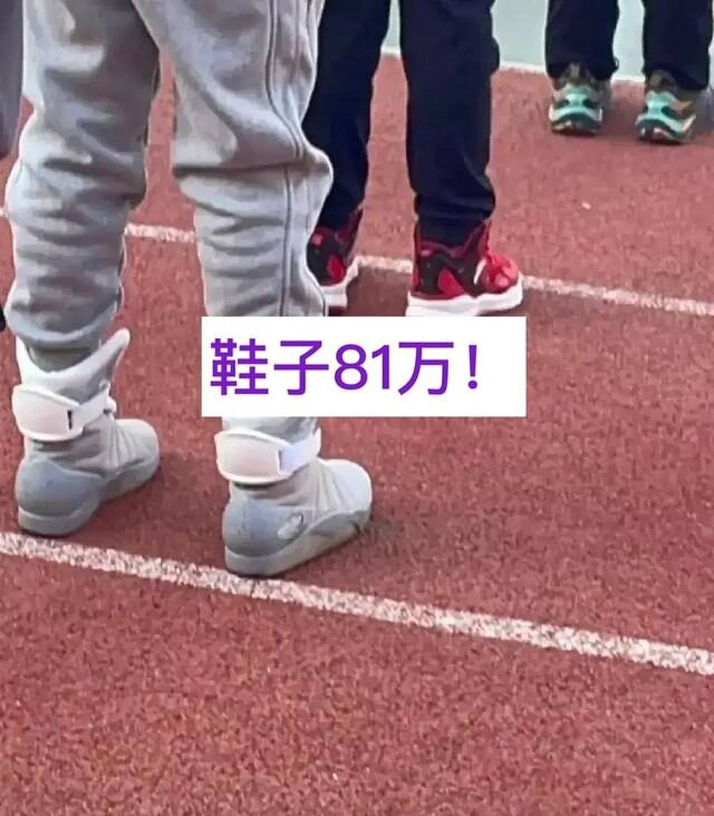 最令人目瞪口呆的是，脚下所穿的NIKE鞋子，是限量款「回到未来」自动绑带的波鞋。 （网上图片）