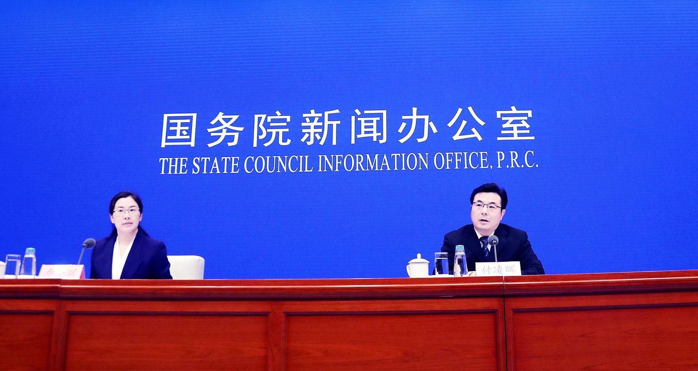 2019年9月16日，中国国务院新闻办公室在北京举行新闻发布会，国家统计局新闻发言人付凌晖（右）介绍2019年8月份国民经济运行情况。（新华社）