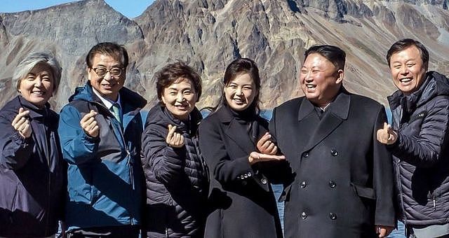 Korean presidents form a heart symbol with their fingers