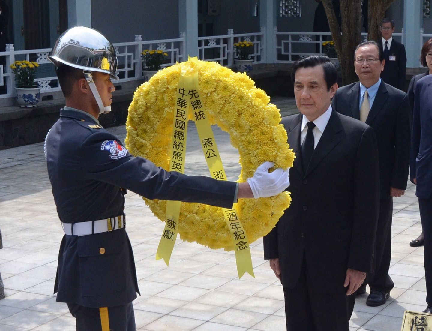 纪念蒋中正去世41周年，2016年4月5日，时任台湾领导人马英九前往桃园市慈湖陵寝谒陵，典礼庄严肃穆。（中央社）