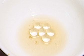 蛋黄里抠出＂珍珠＂遇水变一大瓶，专家：第一次见（组图） - 15