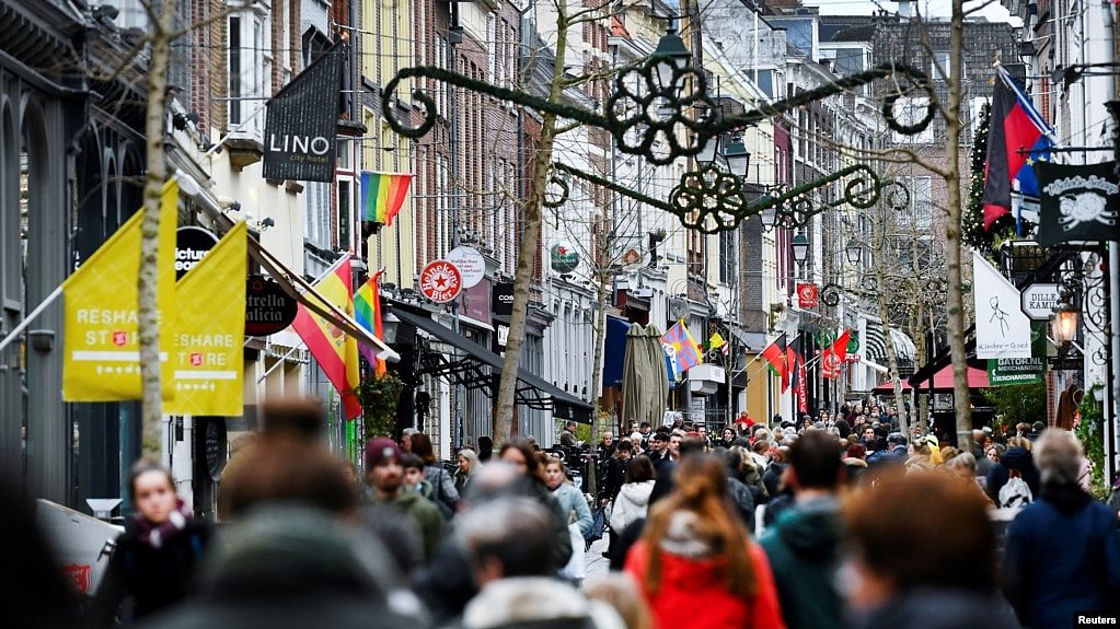 荷兰东部城市奈梅亨市民在拥挤的街道上采购节日礼物。荷兰政府已经宣布将封城防止奥密克绒变异病毒的传播。