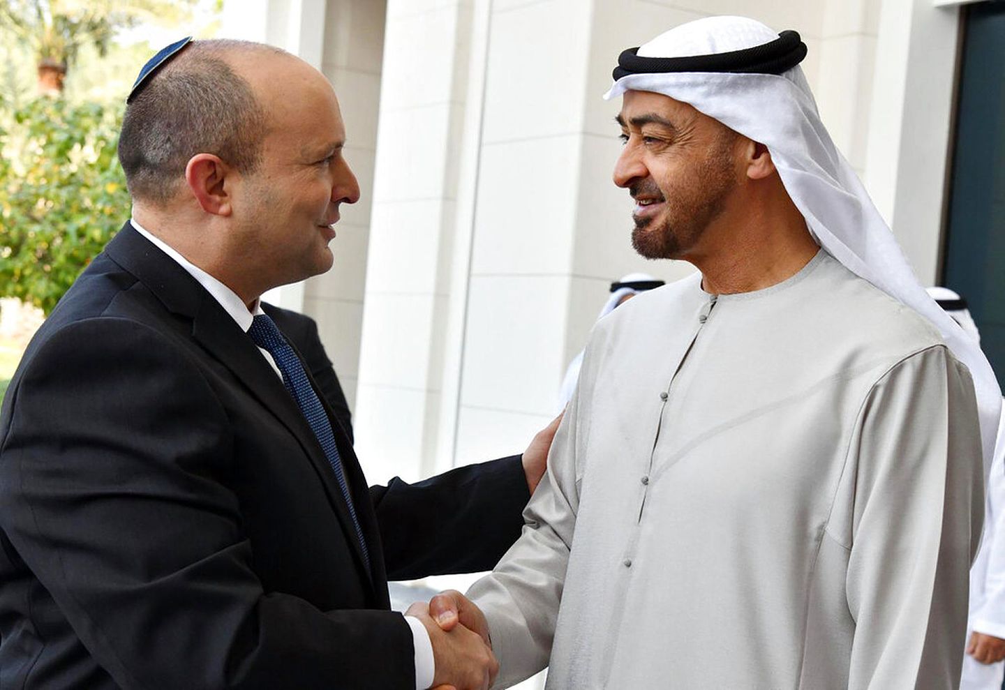以色列总理贝内特12月13日到访阿布扎林，与阿布扎比王储阿勒纳哈扬（Sheikh Mohammed bin Zayed Al Nahyan）握手。（AP）