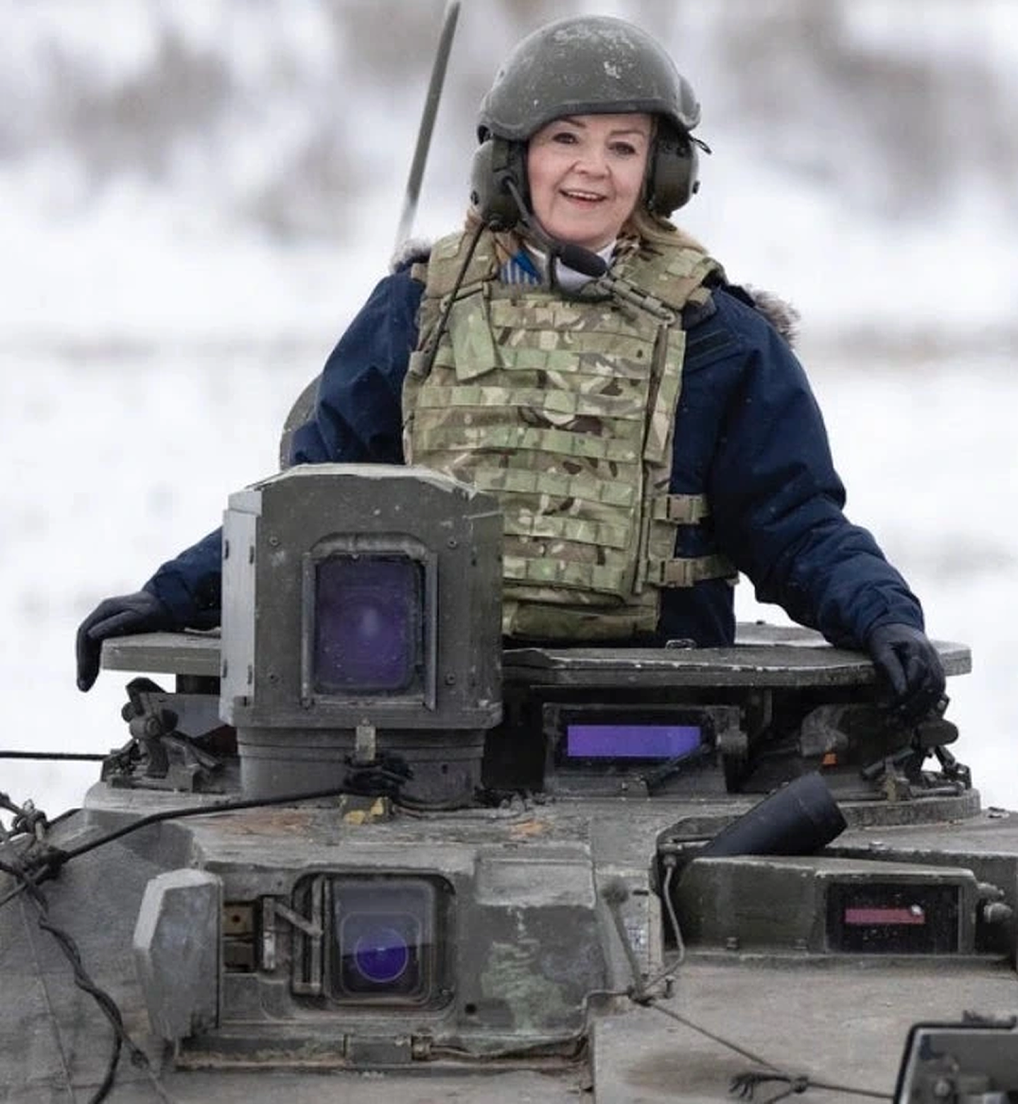 英国外相卓慧思（Liz Truss）早前访问爱沙尼亚时登上坦克拍照，与戴卓尔夫人的一张著名照片类同，被指是有意显出其继任约翰逊之志。（Twitter@@elenaevdokimov7）