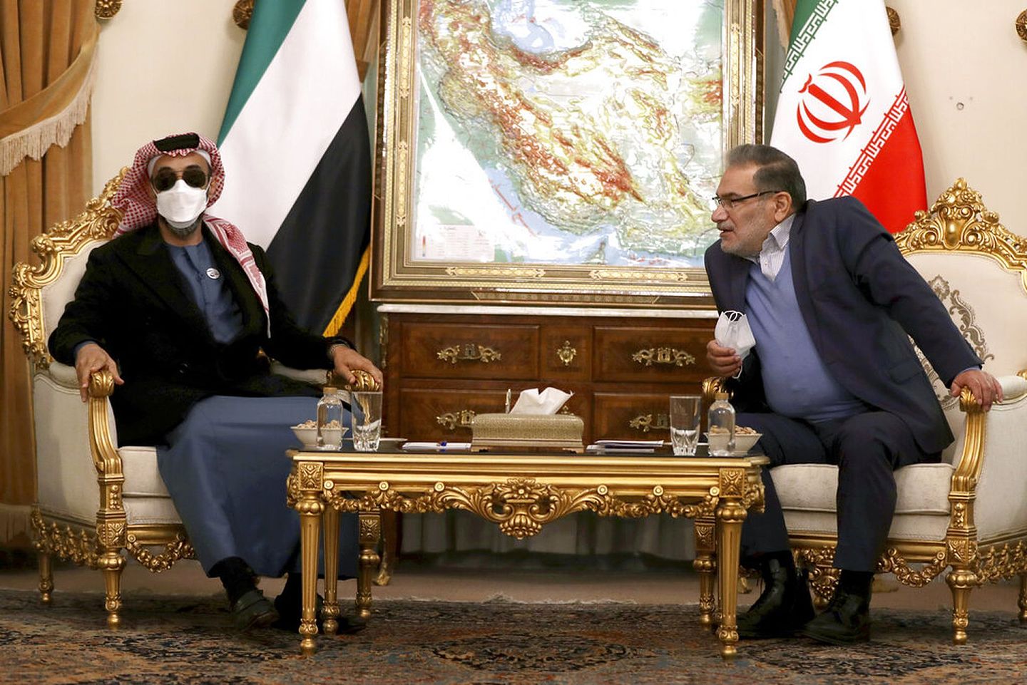 阿联酋派出国安顾问塔赫农（左）12月6日访问德黑兰，图为他与伊朗最高国家安全委员会秘书长沙卡尼（右）会面，此后他还与伊朗总统莱希见面。（美联社）