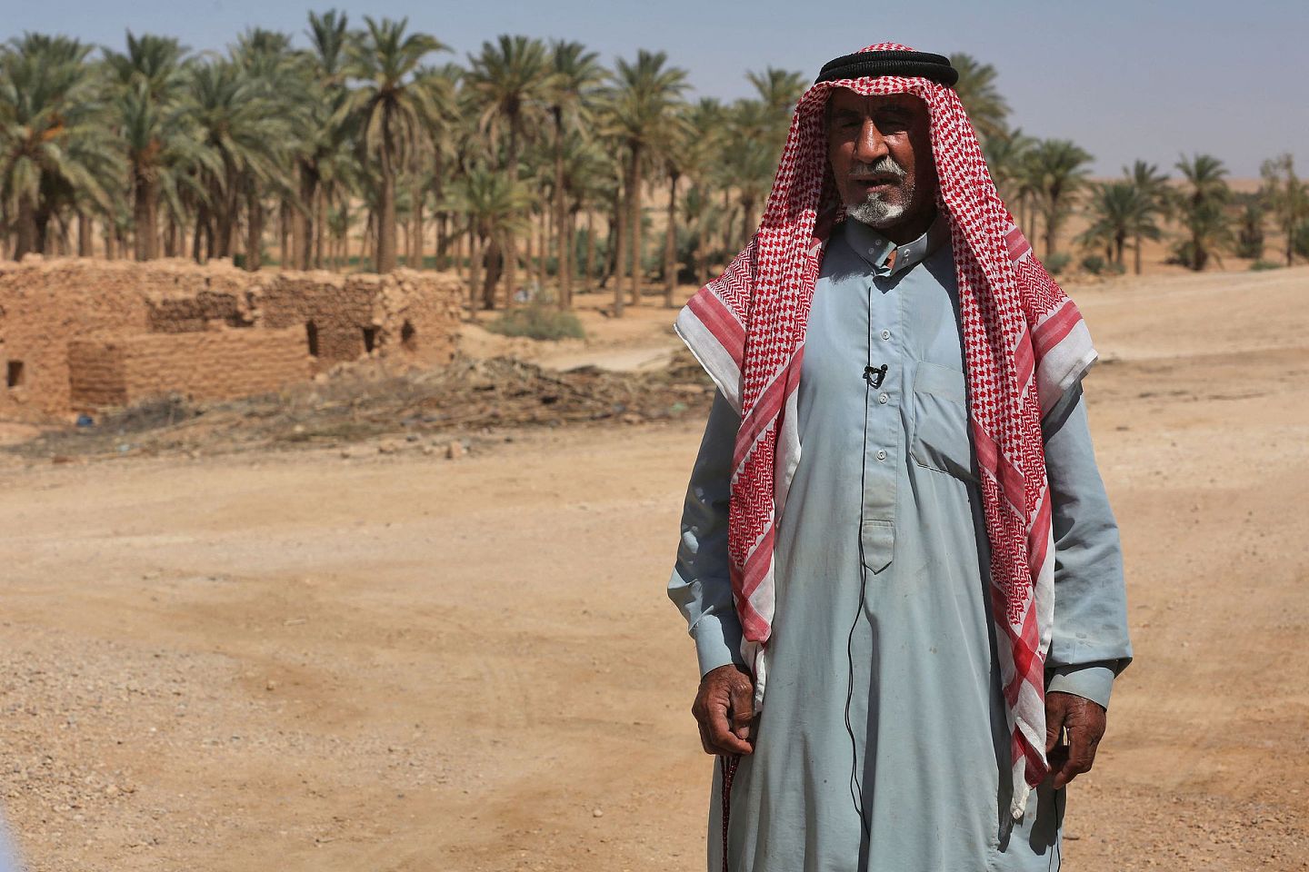 当地时间2021年9月16日，伊拉克安巴尔省中部Wadi Houran地区的Al-Sahl村，老人Abu Majid接受采访。在伊拉克广阔的西部沙漠，大约有200户人家住在Al-Sahl村，一个与外界基本隔绝的小村庄，他们唯一的邻居是该国最大的军事基地之一。（视觉中国）