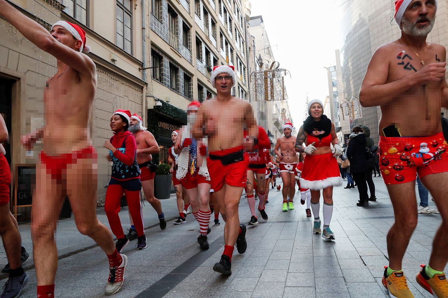 2021 年 12 月 12 日，人们在匈牙利布达佩斯市中心参加半裸的圣诞老人活动。（REUTERS）