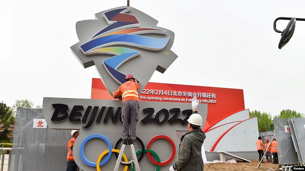 中国工人在河北张家口安装北京2022冬季奥运会会徽。（路透社， 2019年5月8日）