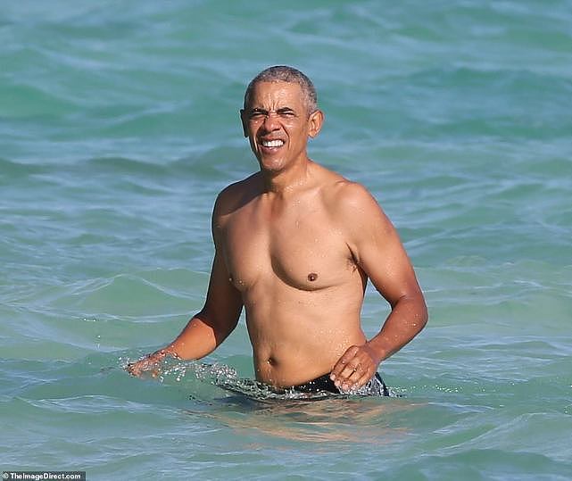 奥巴马带女儿度假，俩千金环肥燕瘦，20岁萨莎“衣不遮体”惹争议（组图） - 1