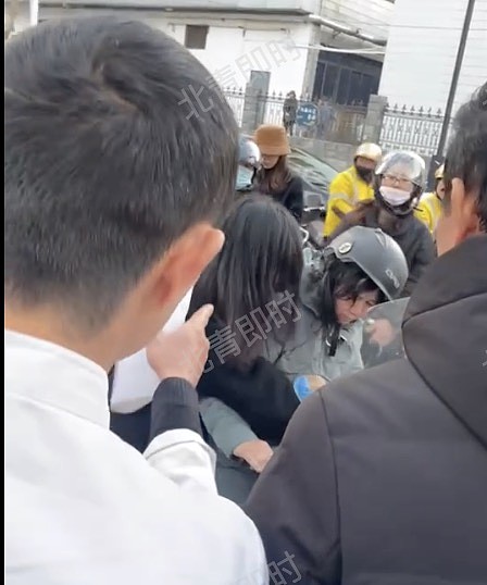 江苏常州一女孩当街对其母亲咆哮并动手 警方：家庭矛盾 小孩未成年