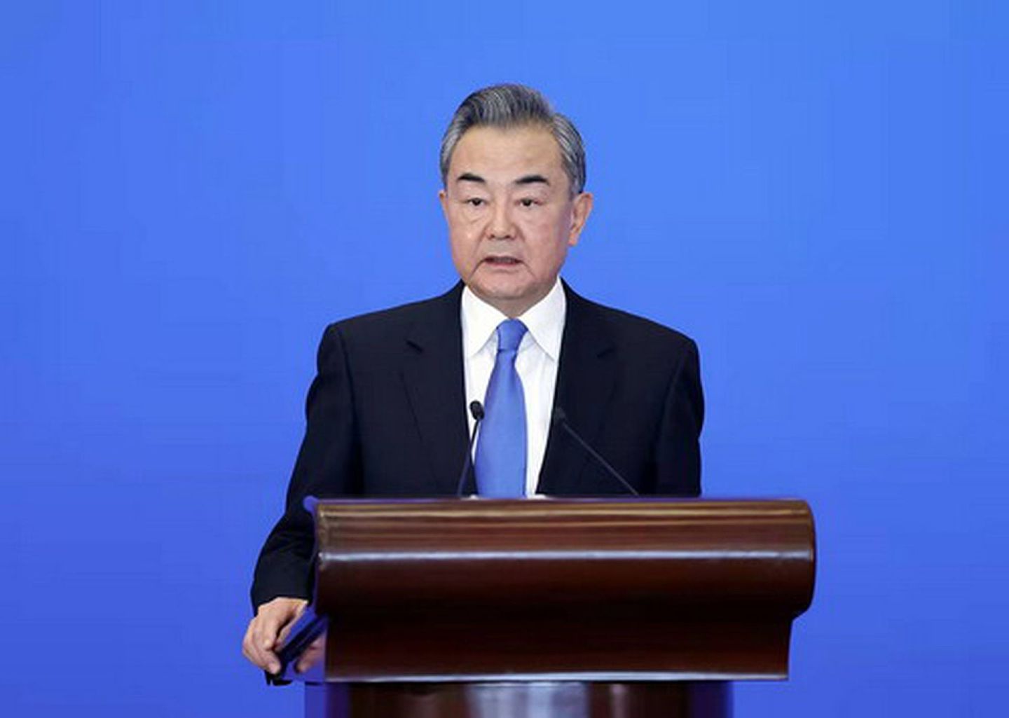 2021年12月20日，国务委员兼外交部长王毅在北京出席2021年国际形势与中国外交研讨会开幕式并发表演讲。（中国外交部）