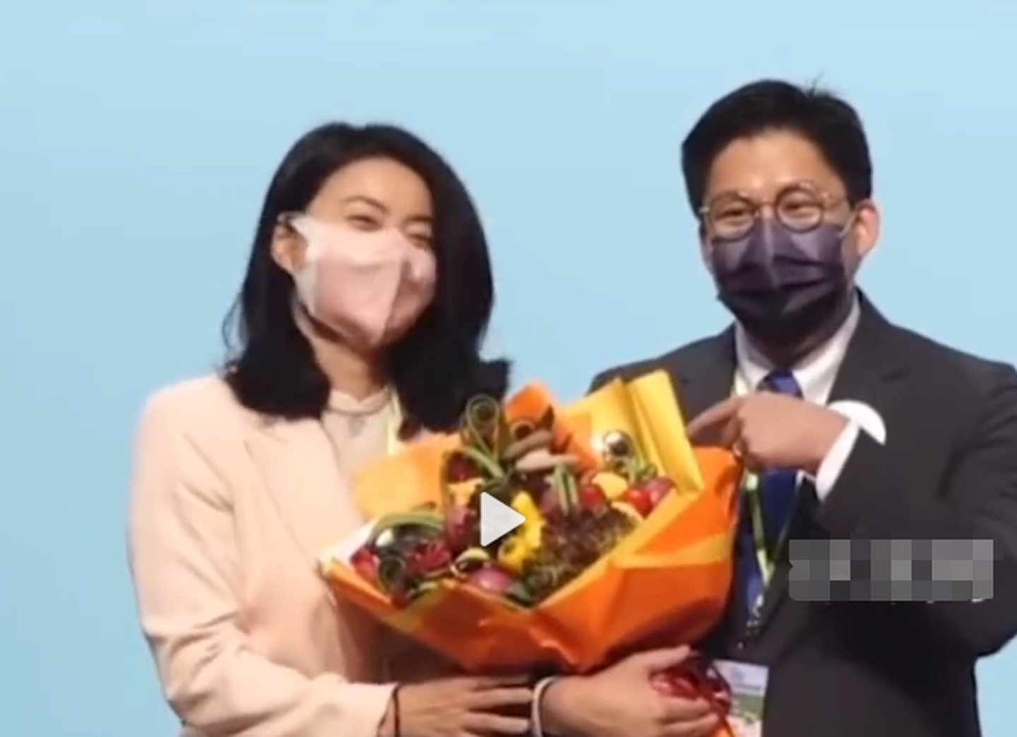 12月20日，霍启刚（右）当选立法会议员，其妻子、前女子跳水运动员郭晶晶也到场送蔬菜花祝贺。。（微博@娱圈十三妹）