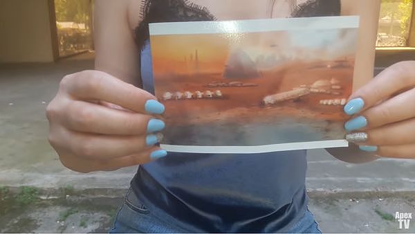 ▲▼自称时空旅人的女子宣称握有火星未来照片。 （图／翻摄自YouTube／ApexTV）