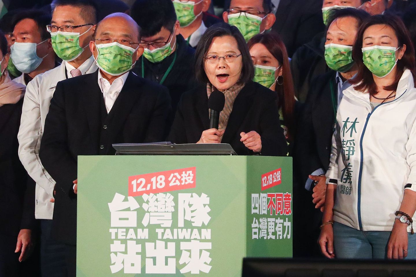 应对国民党提出的四大公投，民进党号召“台湾队”力挺台湾向前行，最终大获全胜。（中央社）