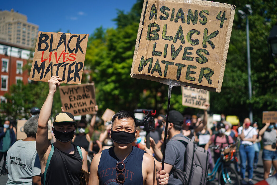 去年6月，“亚裔支持黑人生命”在曼哈顿举行集会。