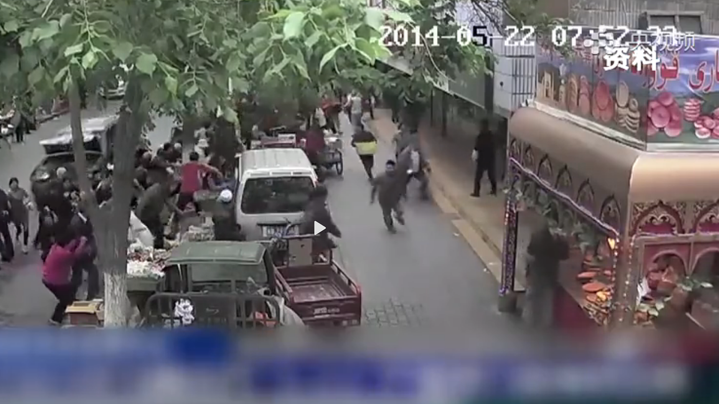 画面显示，恐怖分子开车在街上冲撞碾压。（中国央视截图）