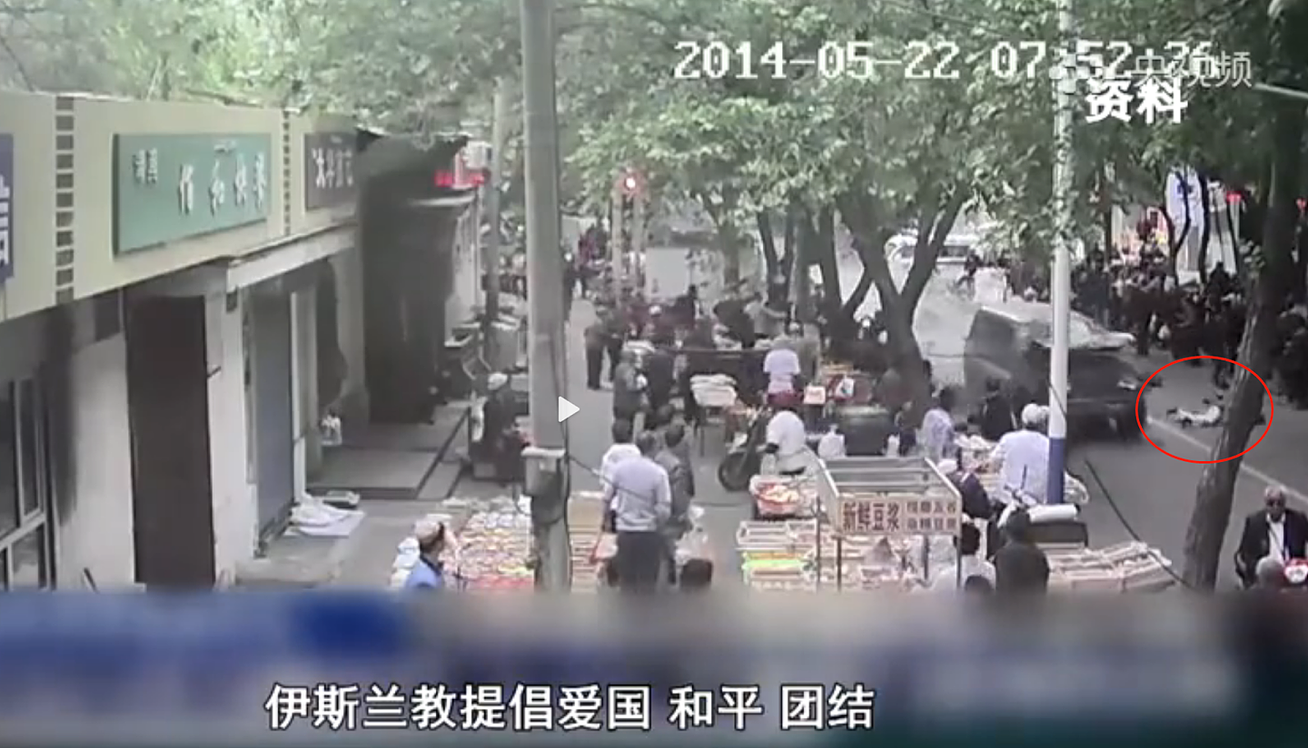 新疆恐怖分子在街头开车冲撞碾压，无差别攻击路人。（中国央视截图）