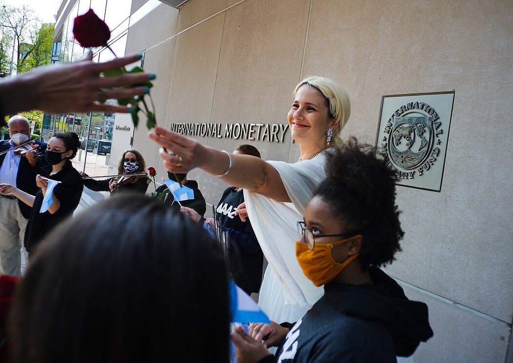 一名打扮成阿根廷贝隆夫人模样的活动人士在华盛顿的国际基金组织总部外面参加呼吁改组债务的抗议活动，摄于今年4月。