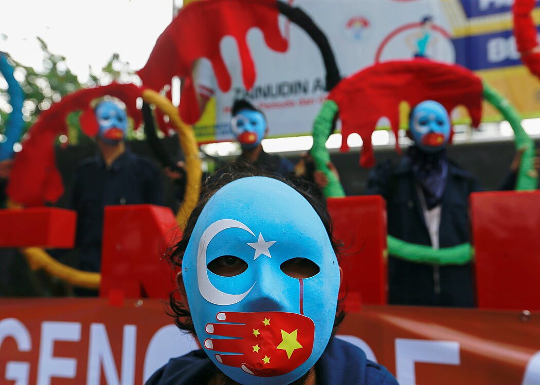 今年6月，印尼活动人士戴着面具举行抗议活动，呼吁各国政府和运动员抵制2022年的北京冬奥会，因为中国在新疆迫害维吾尔族穆斯林。