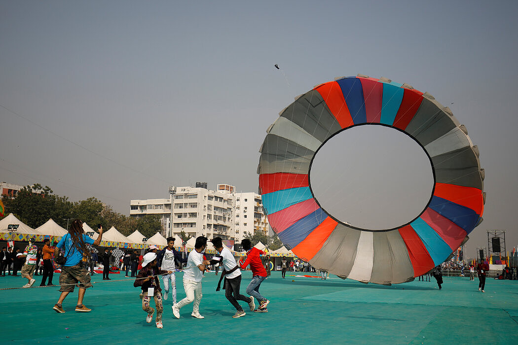 2020年1月，风筝爱好者在为期8天的印度艾哈迈达巴德国际风筝节开幕日放风筝。