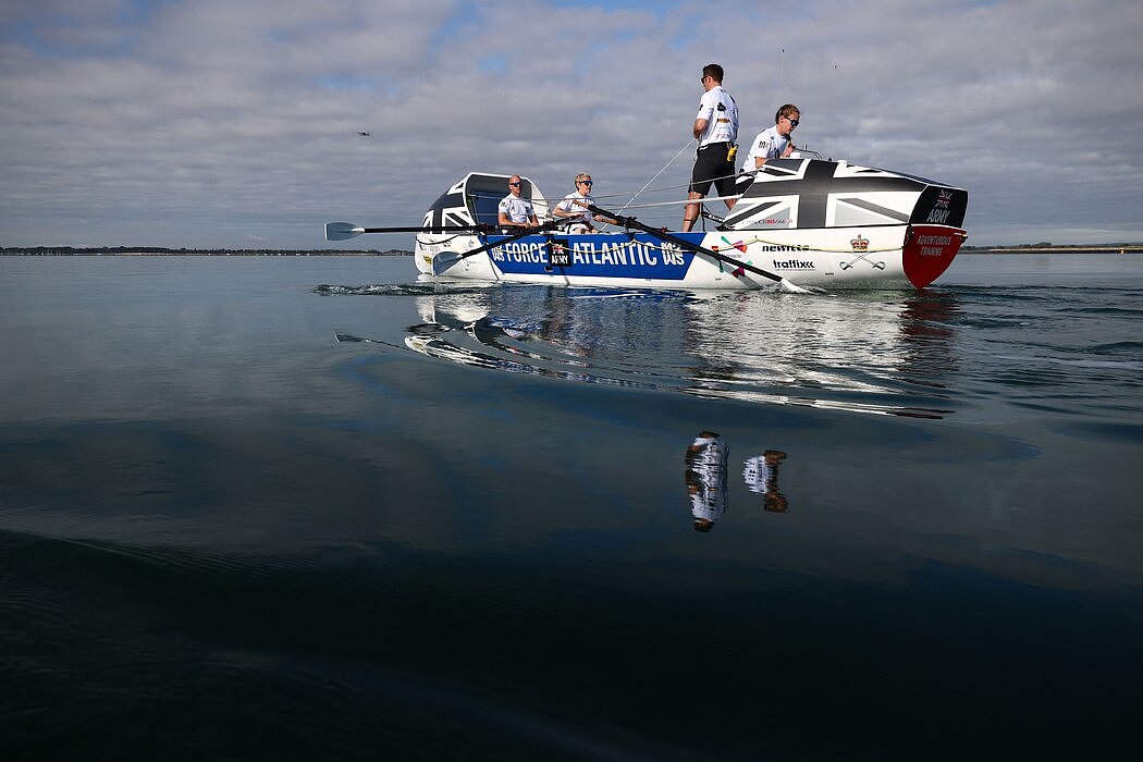 来自英国皇家陆军体能训练团的教练准备参加3000英里的泰斯卡威士忌大西洋划船挑战赛，这是一项跨洋赛艇比赛。