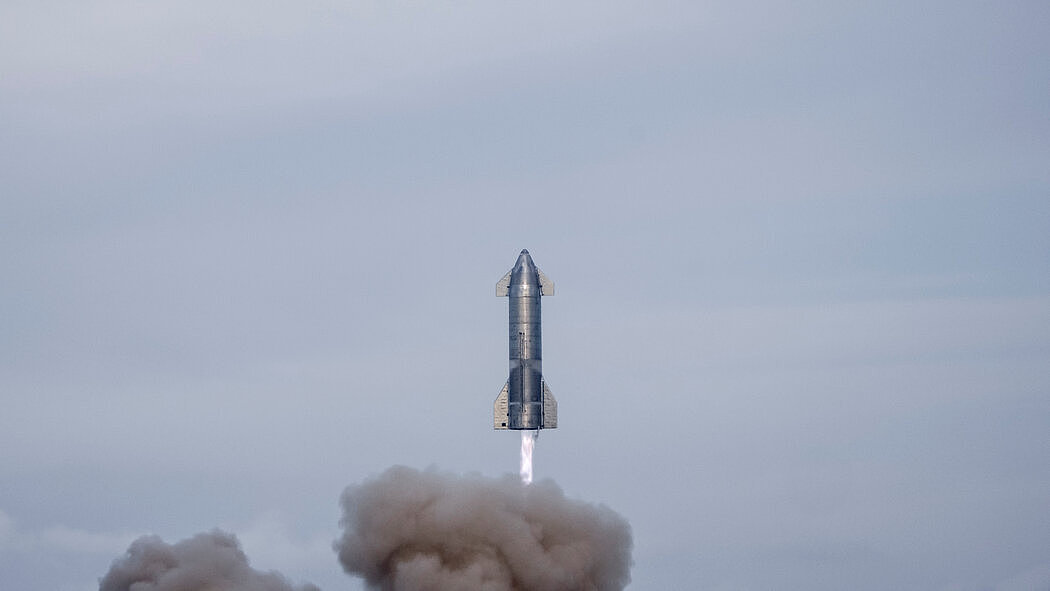 SpaceX Starship SN10于3月在得克萨斯州博卡奇卡的高空飞行测试中发射升空。