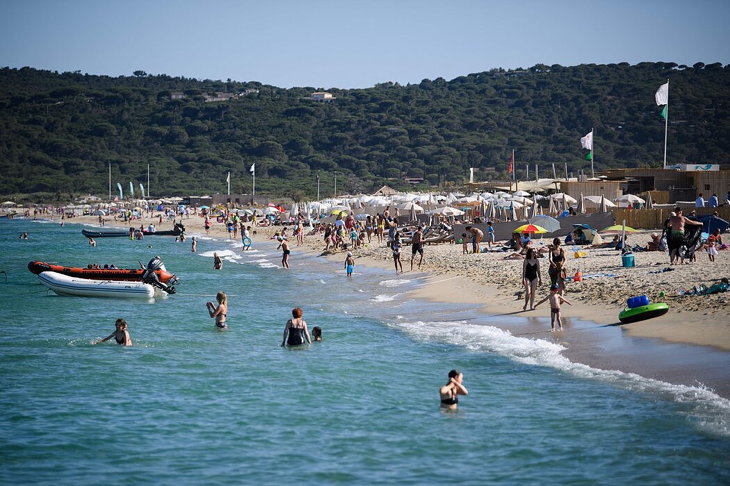 7月的法国，享受庞珀洛讷海滩的人们。海滩将设置生态系泊区，以保护脆弱的海洋栖息地免受船只抛锚的影响。