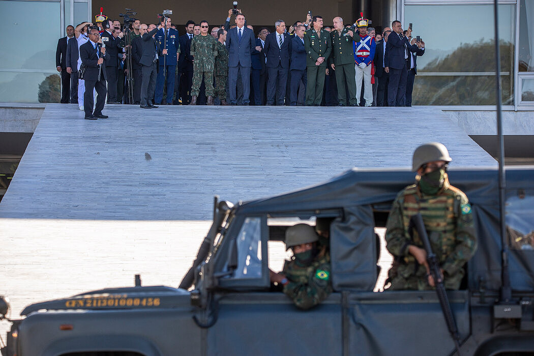 8月，巴西总统博索纳罗在巴西利亚观看军车游行。