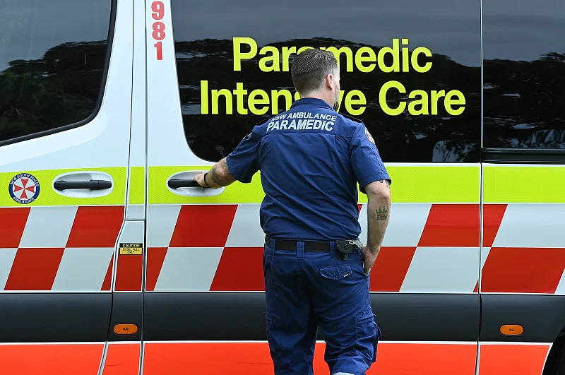 悉尼各地急救呼叫增加，救护车响应时间长达4小时！大量医护因疫情休假（图） - 2