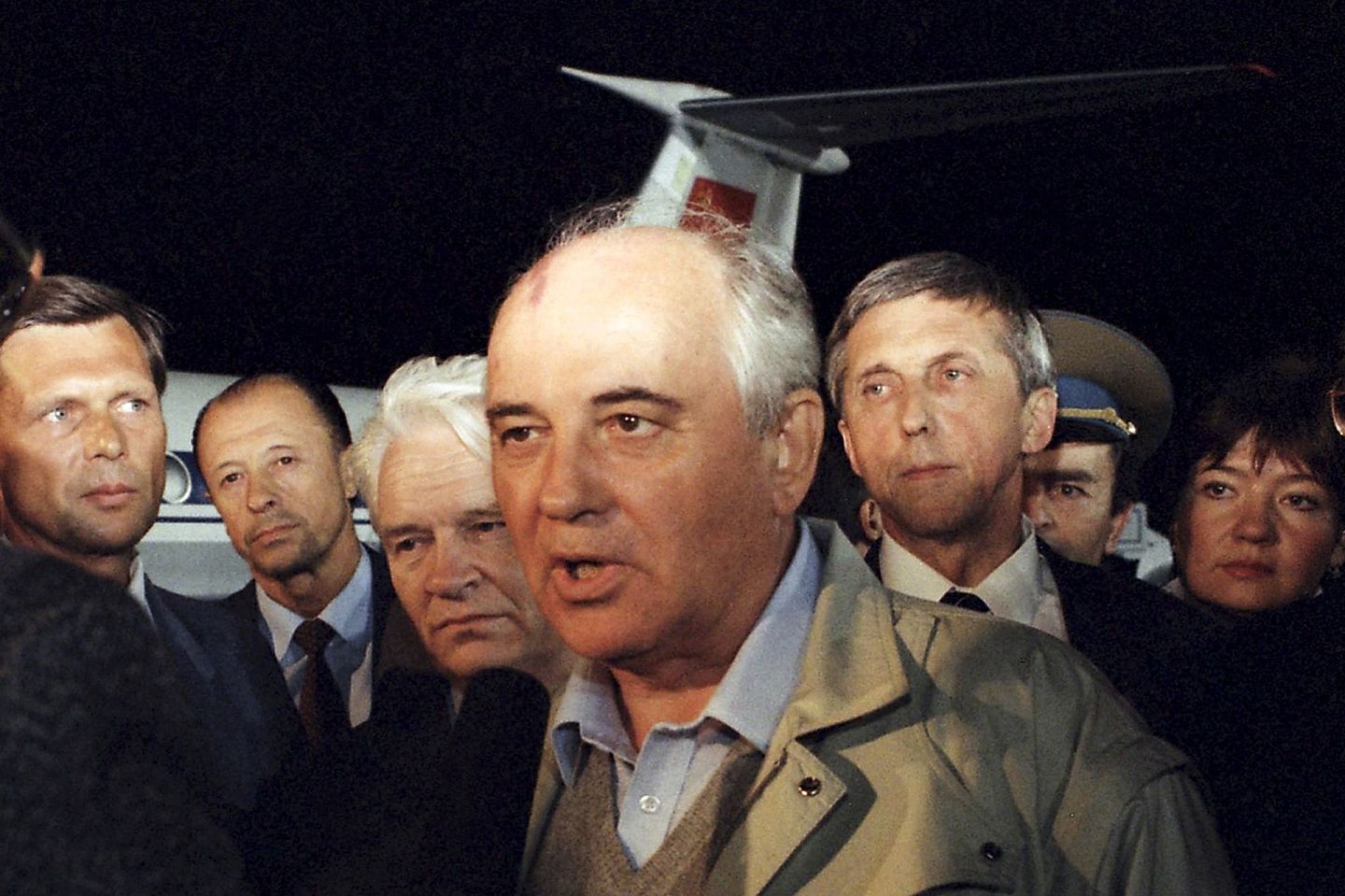 1991年，时任苏联总统米哈伊尔·戈尔巴乔夫在俄罗斯共产党强硬派发动为期三天的政变失败后从克里米亚抵达莫斯科郊外的伏努科沃机场后，与苏联电视新闻记者交谈。（AP）