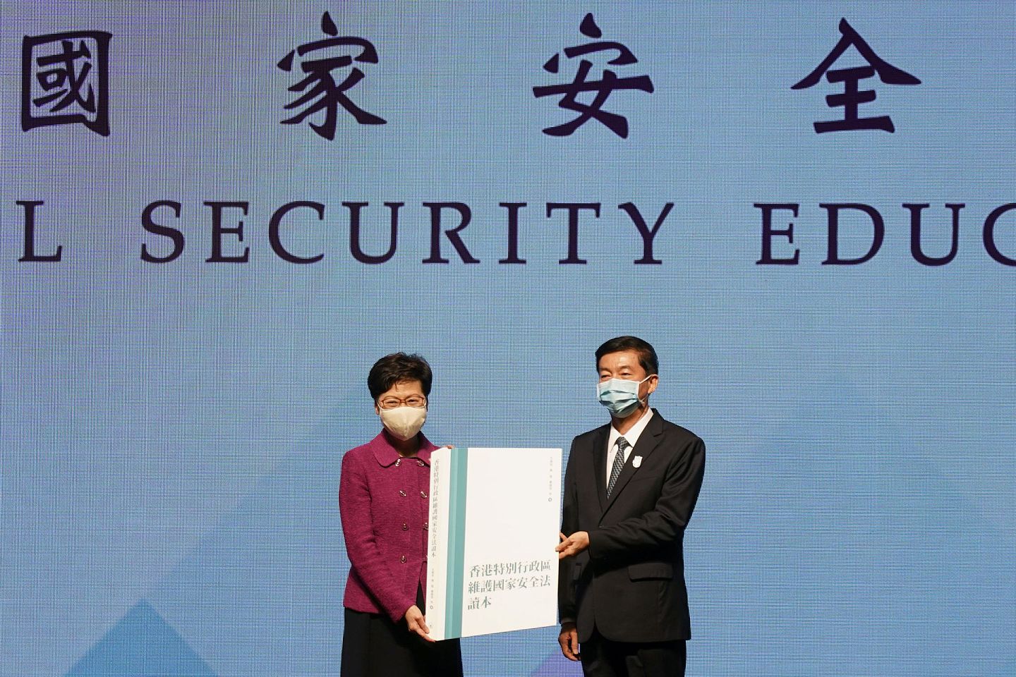 2021年4月15日，香港特别行政区行政长官林郑月娥和中联办主任骆惠宁出席国家安全教育日庆祝仪式。（REUTERS）