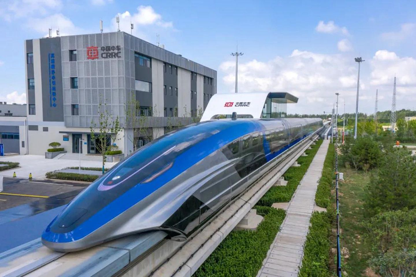 时速600公里高速磁浮列车相比轮轨列车，具备能效高、能耗低、安全性高、环境友好性强、速度高、可快起快停等7大优势。（微信@高铁四方）