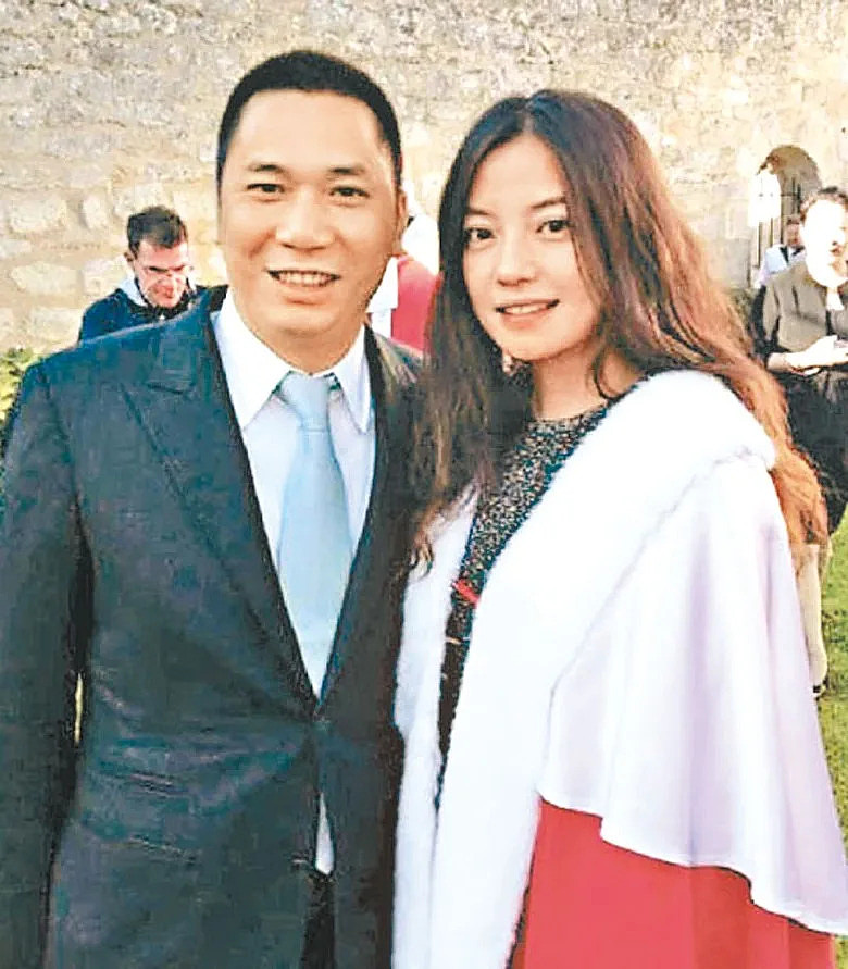 黃有龍(左)與妻子趙薇早前被內地當局作出行政處罰和市場禁入。
