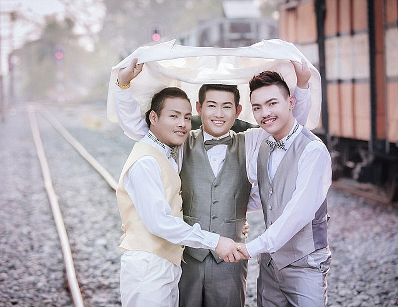 泰国3名男子喜结连理 系世界首例三人同性婚礼