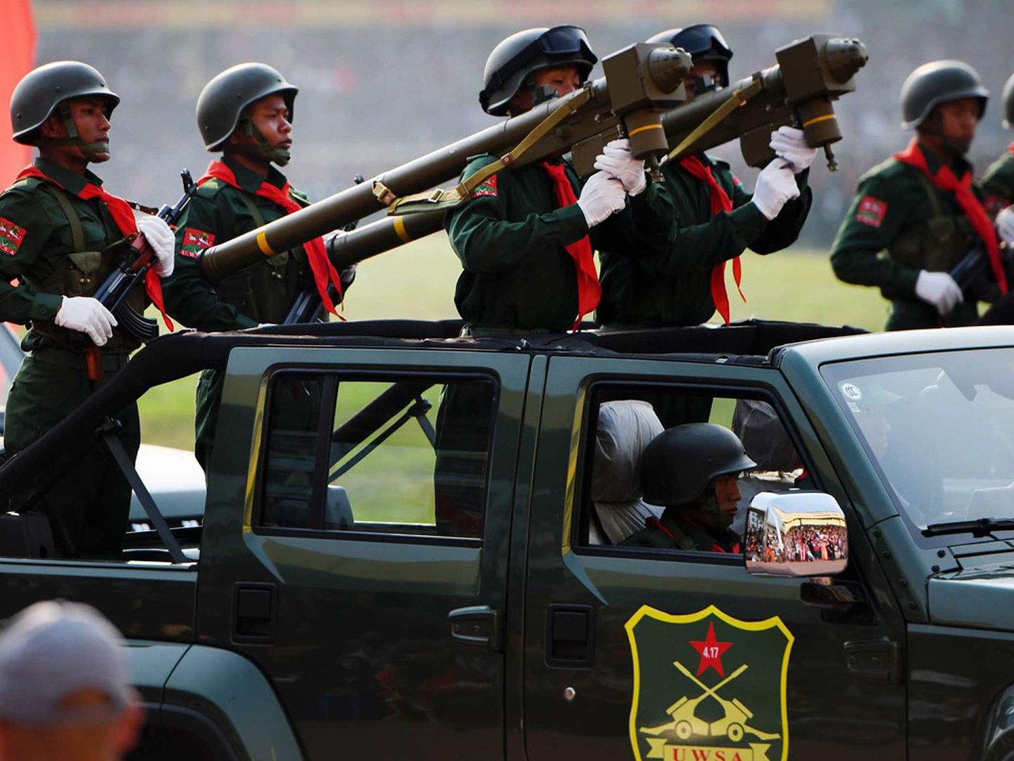2019年4月17日，佤联军在佤邦首府邦康举行阅兵式上展示武器。（AFP）