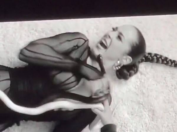 ▲▼美国21岁女歌手梅塔（Maeta）拍摄MV被蛇咬。（图／翻摄Instagram@maetasworld）