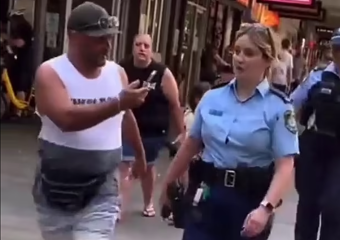 视频曝光！悉尼男子数落女警，还“怼脸”拍照，结果...（组图） - 4