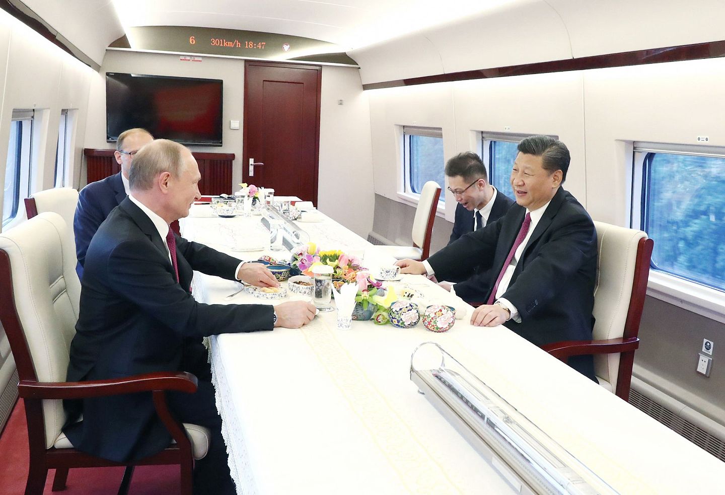 2018年6月8日，中国国家主席习近平同俄罗斯总统普京共同乘坐高铁前往天津，出席中俄友好交流活动。（新华社）