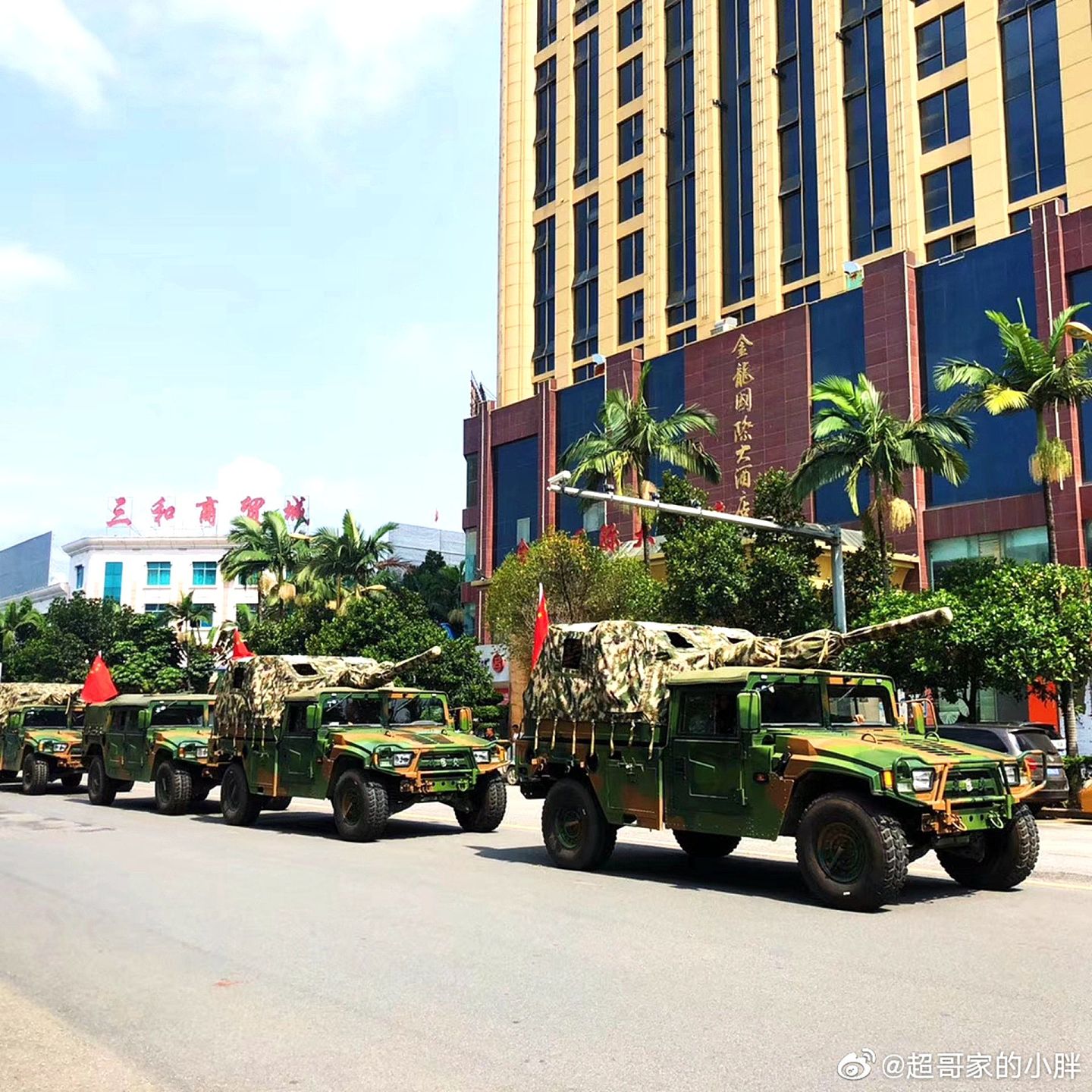 当地时间2019年8月25日，缅甸掸邦，受冲突影响民众在当地避难。缅甸北部冲突再起，果敢若开民地武和政府军持续交火，造成人员伤亡，数千人流离失所。当地民众8月21日拍摄的照片显示，解放军陆军已出动轮式装甲车、车载速射炮、运兵车，武装直升机、运输直升机，以及疑似翼龙无人机。（微博@超哥家的小胖）