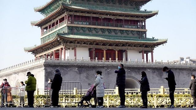 People queue to be tested in the Chinese city of Xi'an