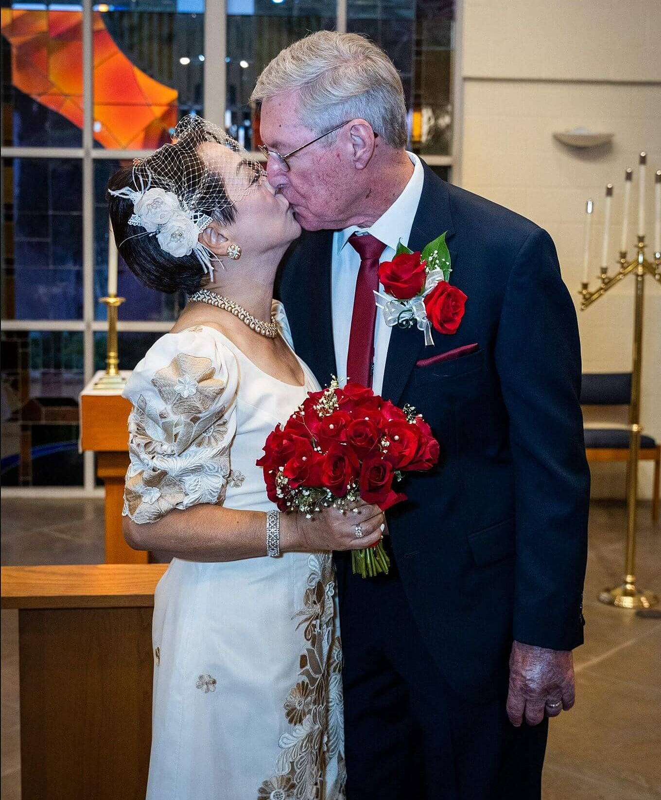 老戏骨送73岁亲姐出嫁，大赞外国姐夫很绅士！新郎新娘拥吻太浪漫