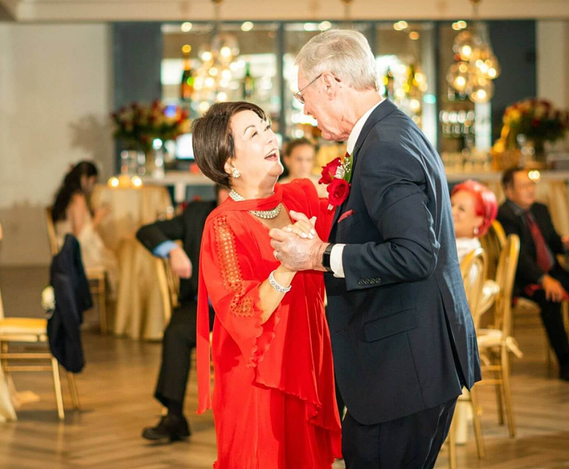 老戏骨送73岁亲姐出嫁，大赞外国姐夫很绅士！新郎新娘拥吻太浪漫
