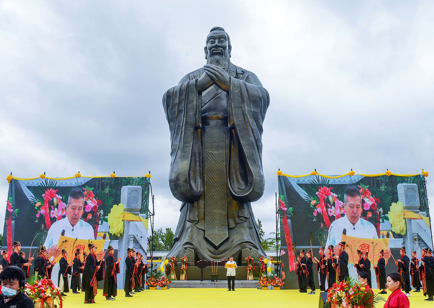 2021年9月28日，在中国山东省胶州市少海孔子广场举行的祭孔大典活动。（视觉中国）